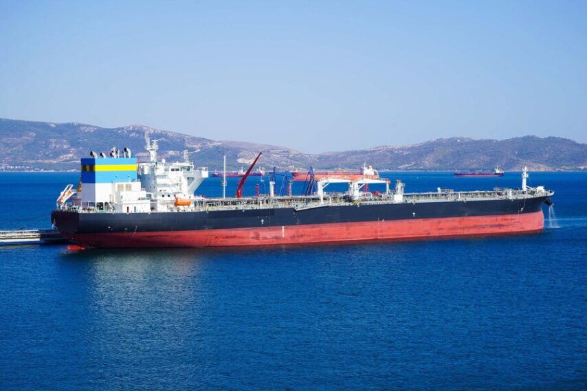 sea-transportation-liquefied-petroleum-gas-lpg-tanker-heading-terminal-loading-international-order_615536-490